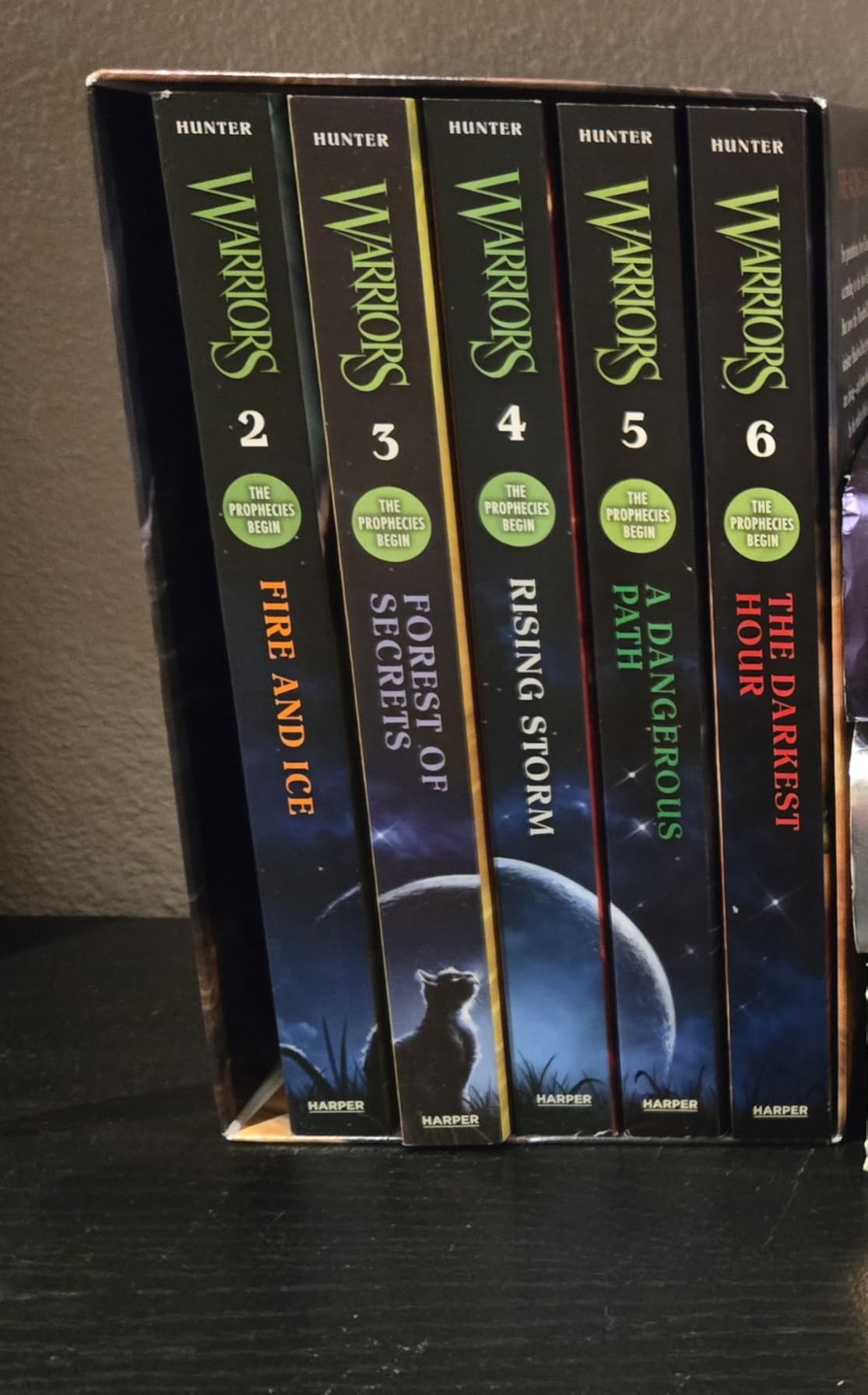Warriors Box Set: Volumes 1 to 6: The Complete First Series (Warriors: The Prophecies Begin) customer photo 2