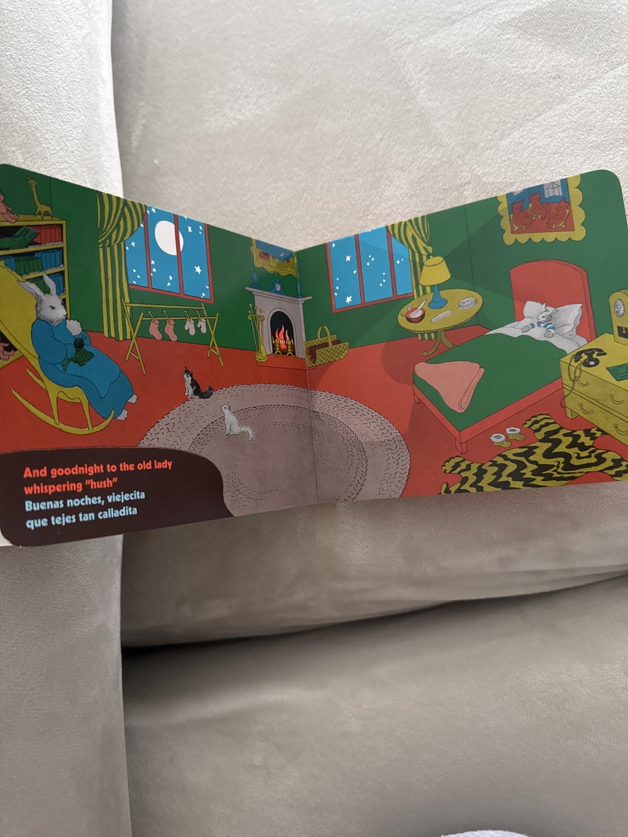 Goodnight Moon/Buenas noches, Luna: A Bilingual Edition of the Beloved Bedtime Classic (Spanish Edition) customer photo 1