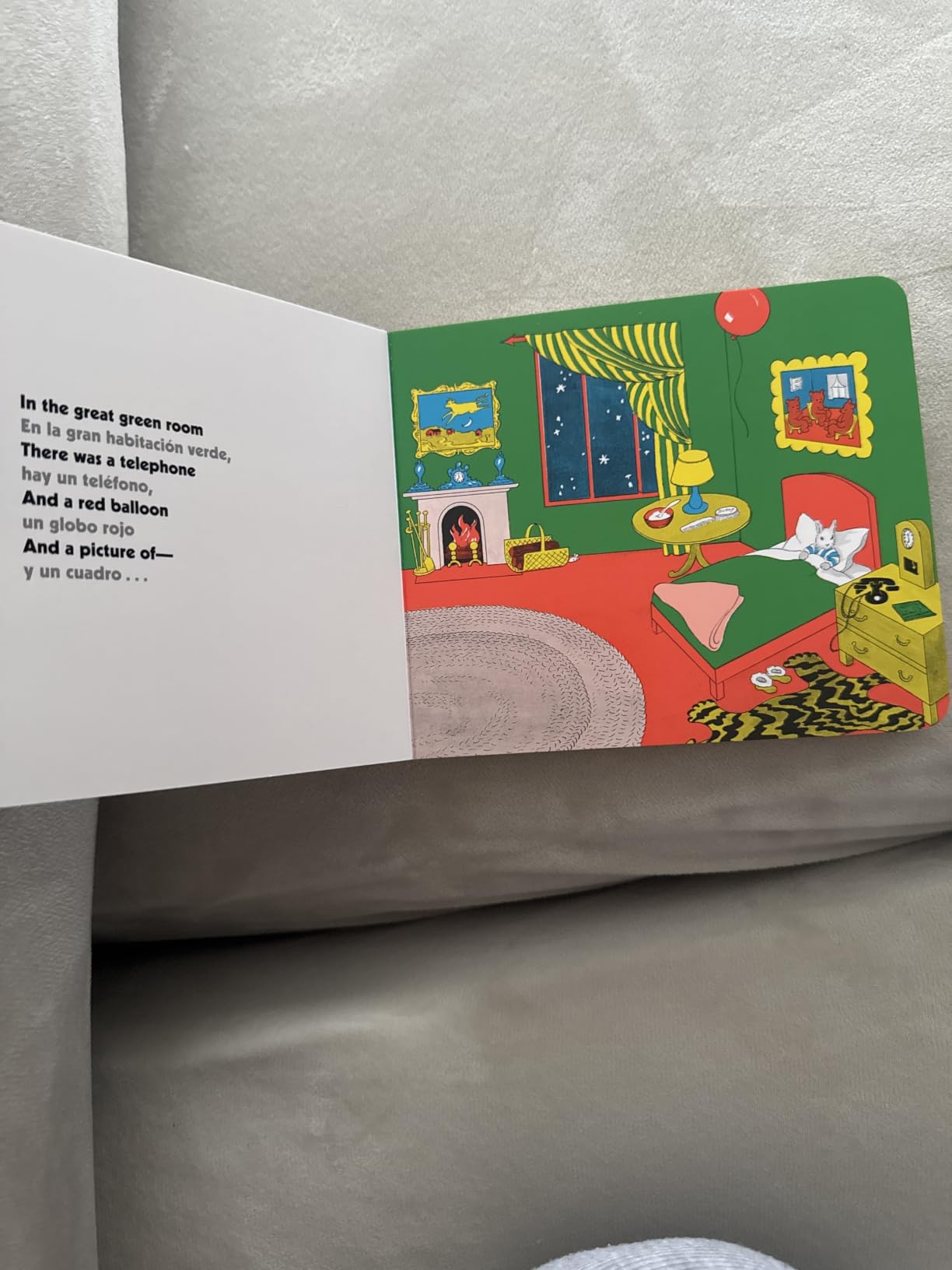 Goodnight Moon/Buenas noches, Luna: A Bilingual Edition of the Beloved Bedtime Classic (Spanish Edition) customer photo 2