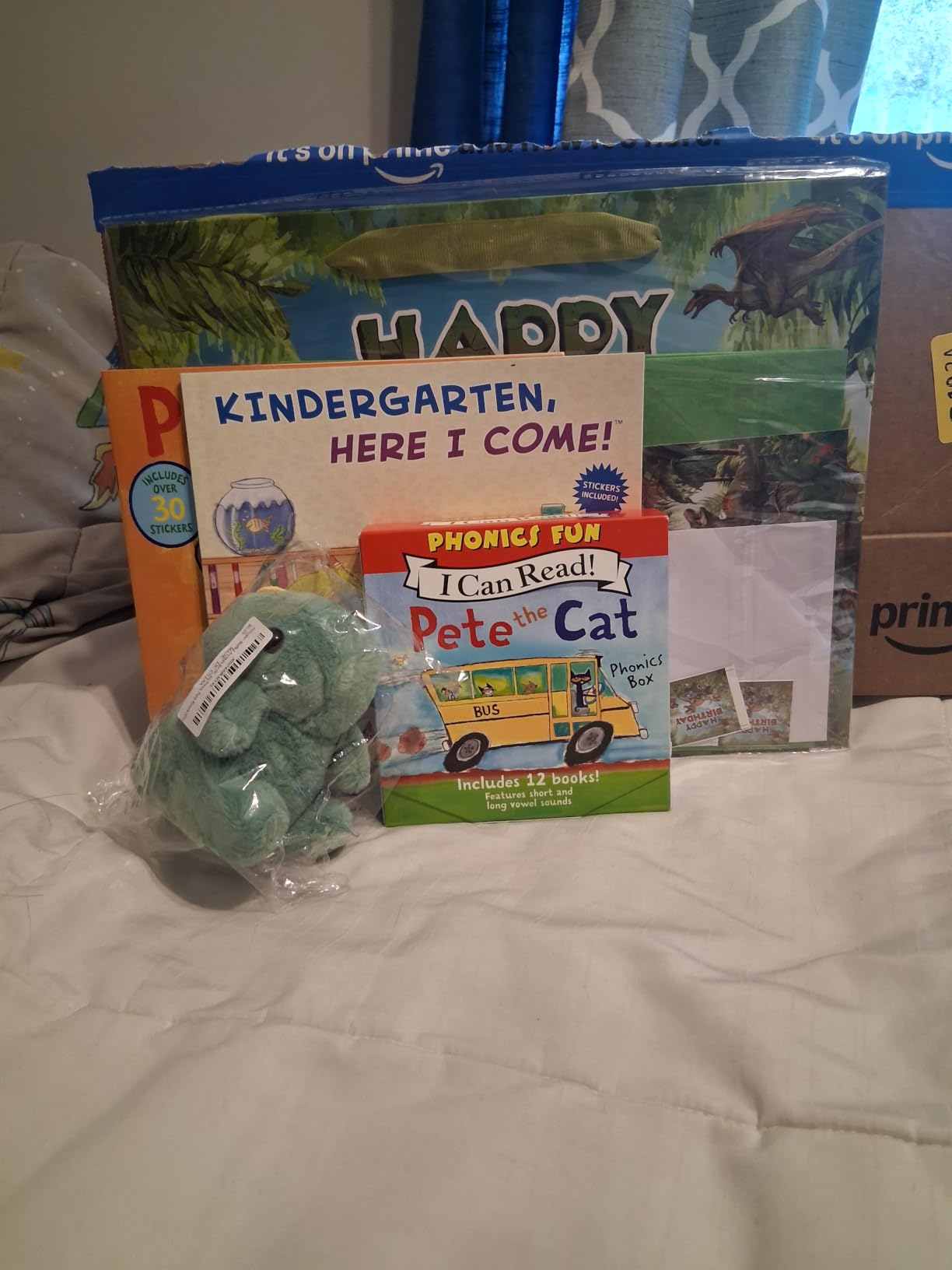 Pete the Cat 12-Book Phonics Fun!: A Box of 12 Mini-Books Featuring Short and Long Vowel Sounds – Expert-Reviewed Beginning Readers for Kids (Ages 3-6) (I Can Read Phonics Fun) customer photo 1