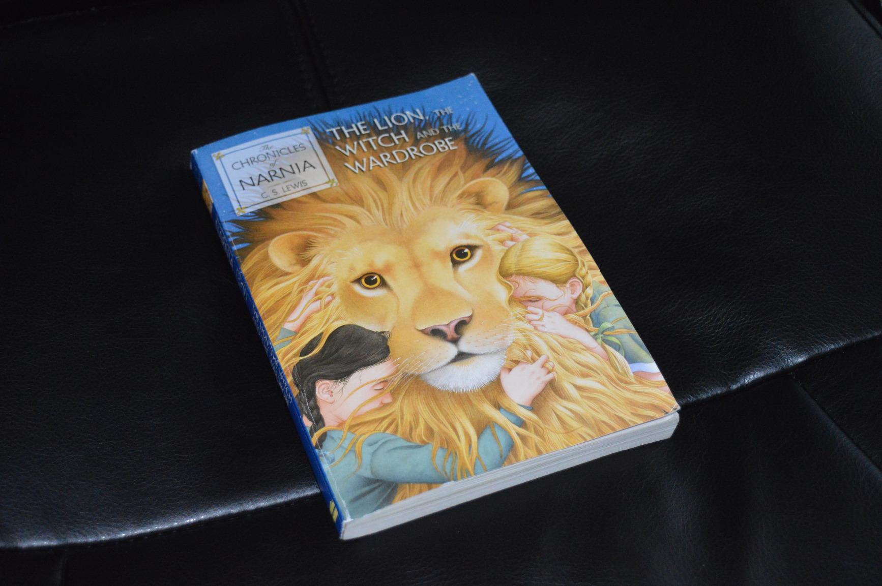 The Lion, the Witch and the Wardrobe Deluxe Collector’s Edition: The Epic Classic Fantasy Now Available in a Special Edition with Snowy Printed Edges (The Chronicles of Narnia, 2) customer photo 1