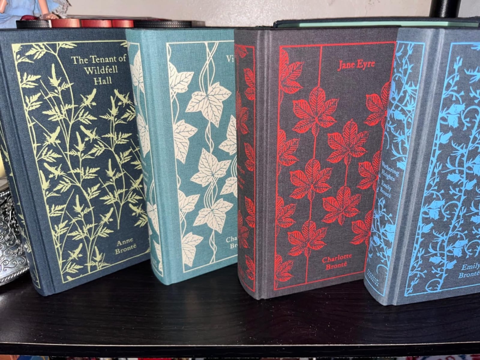 The Brontë Sisters Boxed Set: Jane Eyre; Wuthering Heights; The Tenant of Wildfell Hall; Villette (Penguin Clothbound Classics) customer photo 1