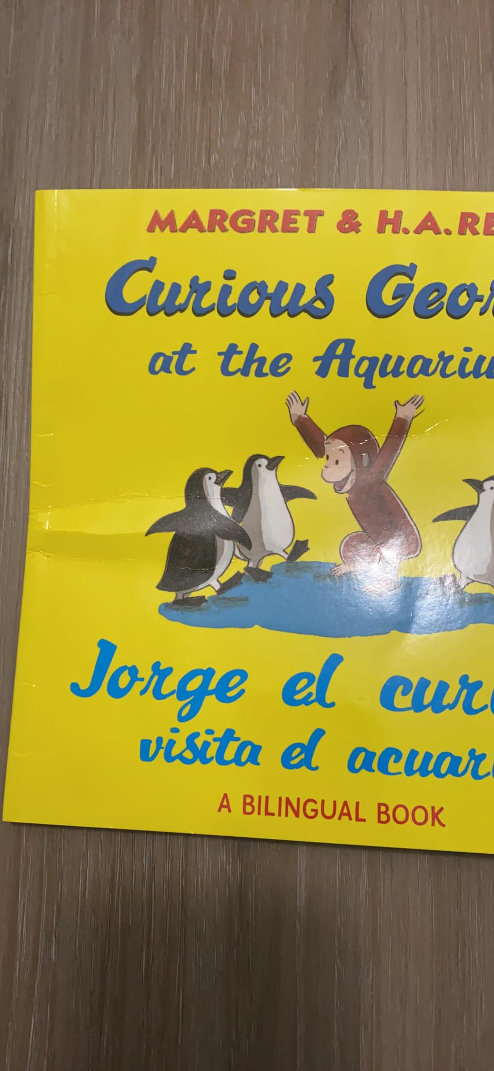 Jorge el curioso visita el acuario /Curious George at the Aquarium (bilingual edition) (Spanish and English Edition) customer photo 2