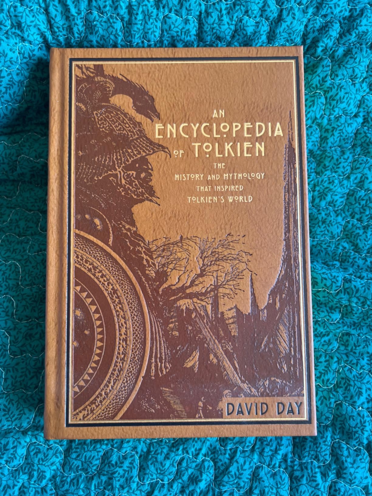 An Encyclopedia of Tolkien (Deluxe Leatherbound Edition): The History and Mythology That Inspired Tolkien's World (Leather-bound Classics) customer photo 1