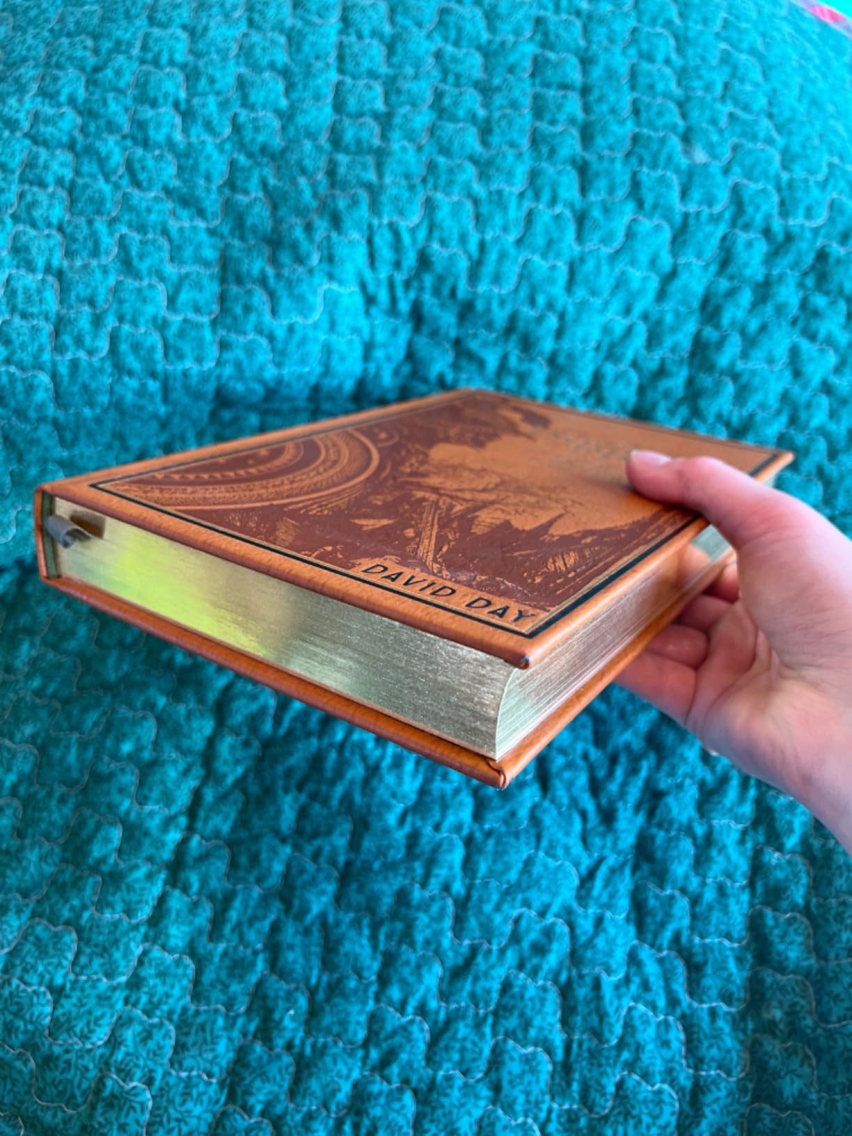 An Encyclopedia of Tolkien (Deluxe Leatherbound Edition): The History and Mythology That Inspired Tolkien's World (Leather-bound Classics) customer photo 2