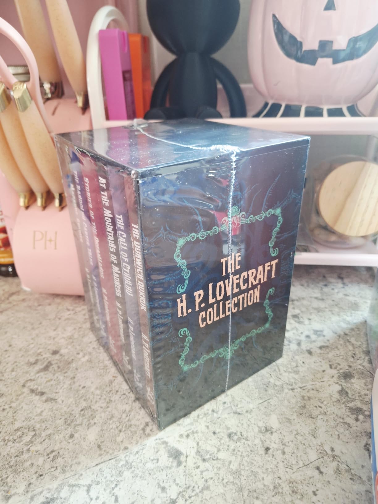 The H. P. Lovecraft Collection: Deluxe 6-Book Hardcover Boxed Set (Arcturus Collector's Classics) customer photo 2