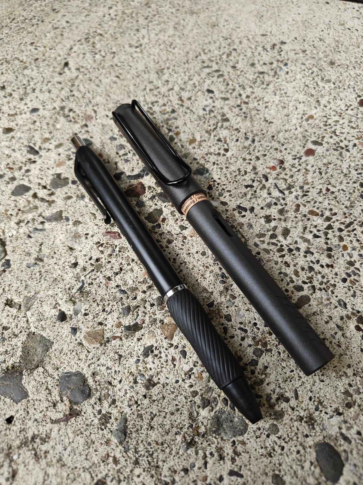 LAMY safari black - Fountain Pen with ergonomic grip & polished steel nib in size M - ideal for any Writing & Calligraphy - including LAMY T 10 blue cartridge - Right-Handed customer photo 1