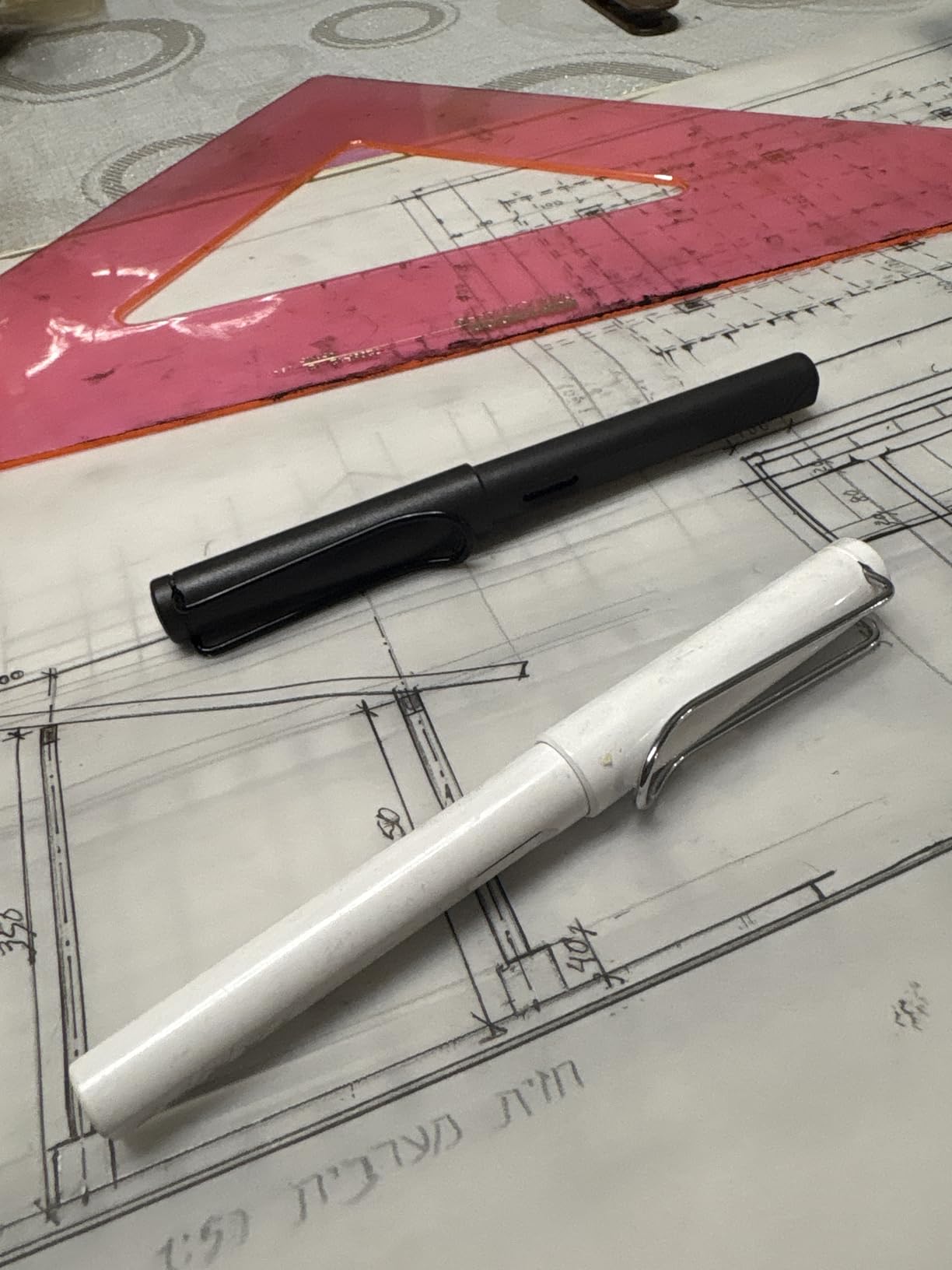 LAMY safari black - Fountain Pen with ergonomic grip & polished steel nib in size M - ideal for any Writing & Calligraphy - including LAMY T 10 blue cartridge - Right-Handed customer photo 2