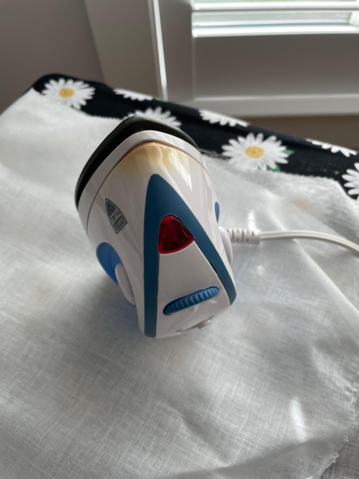 Sunbeam Hot-2-Trot Travel Steam Iron, 800 Watt Dual Voltage 120/240, Compact Size, Portable, Non-Stick Soleplate, Soft Touch Handle, Horizontal or Vertical Use, White and Blue customer photo 1