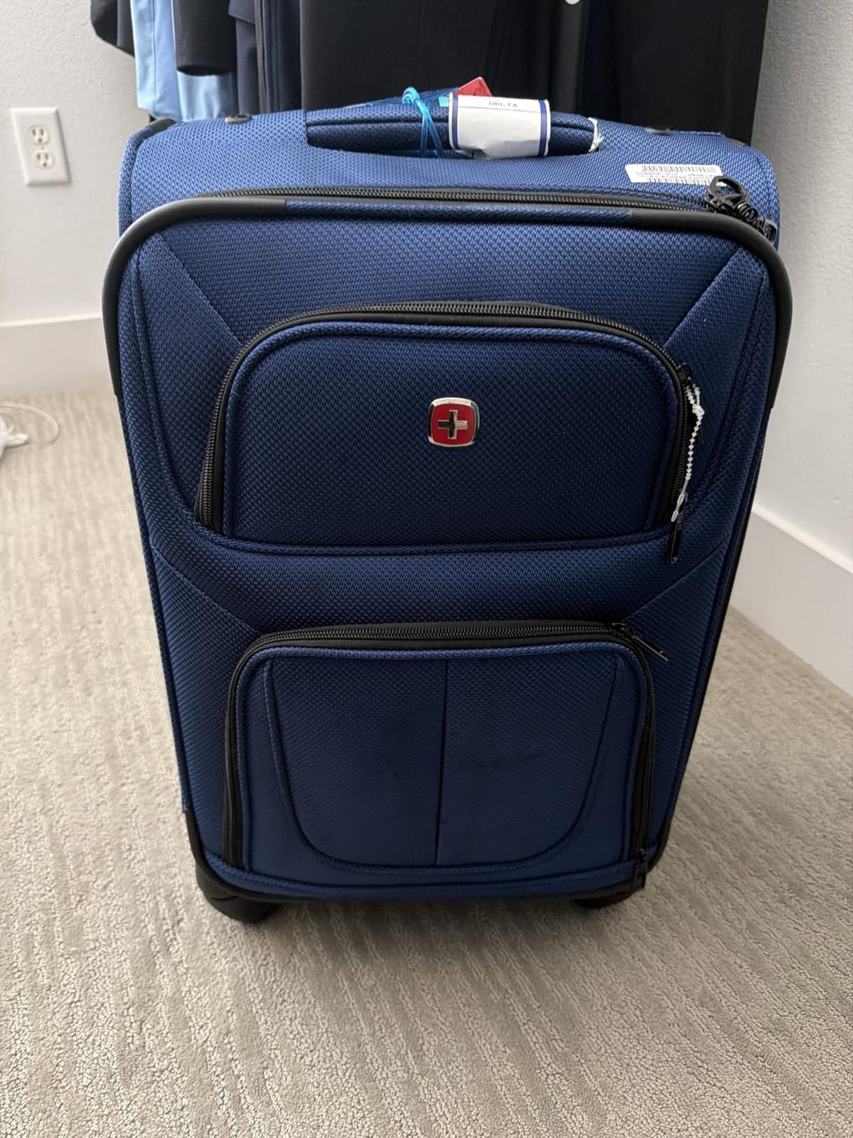SwissGear Sion Carry-On Spinner Luggage, Softside Expandable, Lightweight Suitcase, Dark Grey, 22.75-Inch customer photo 1