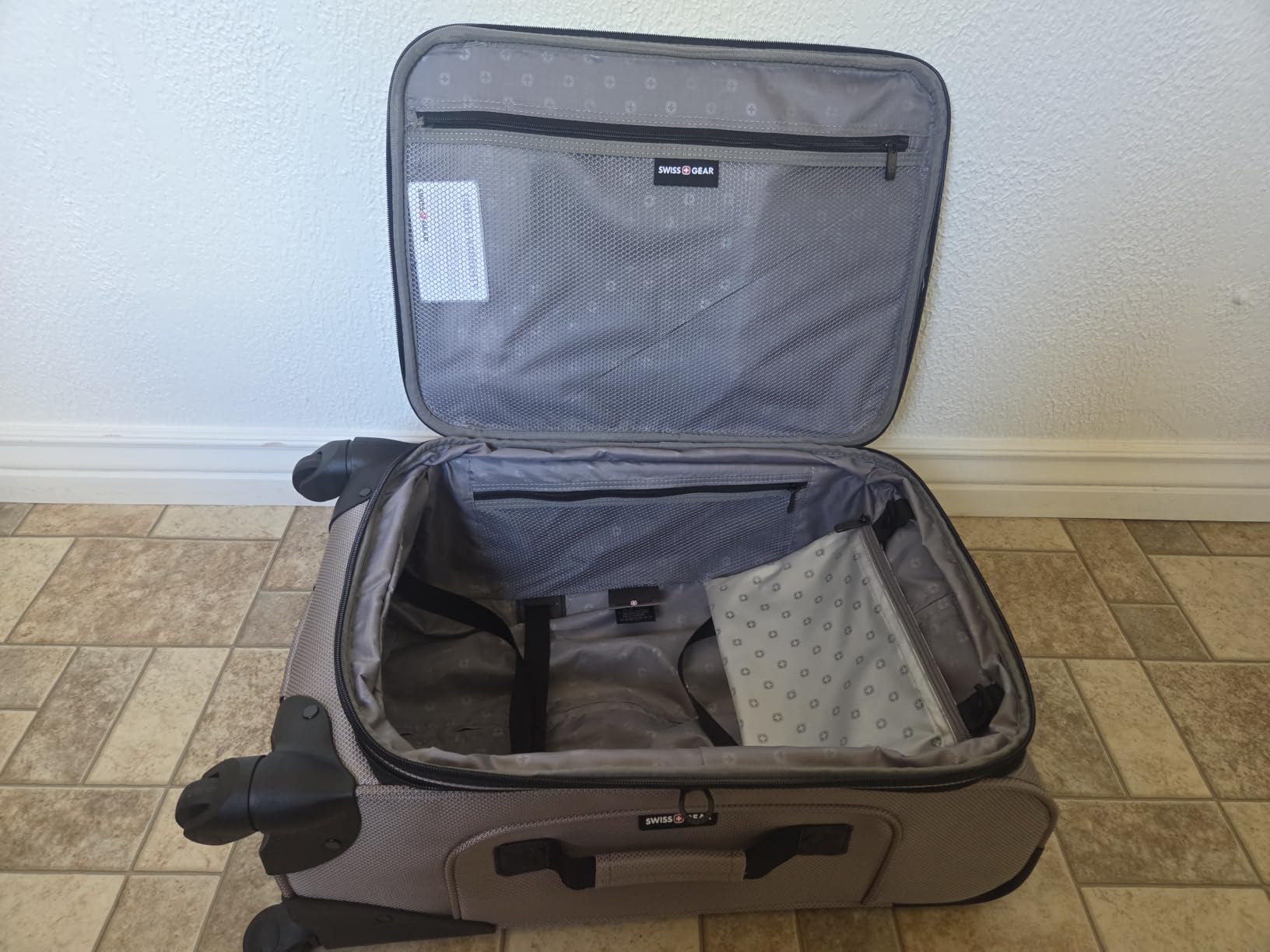 SwissGear Sion Carry-On Spinner Luggage, Softside Expandable, Lightweight Suitcase, Dark Grey, 22.75-Inch customer photo 2
