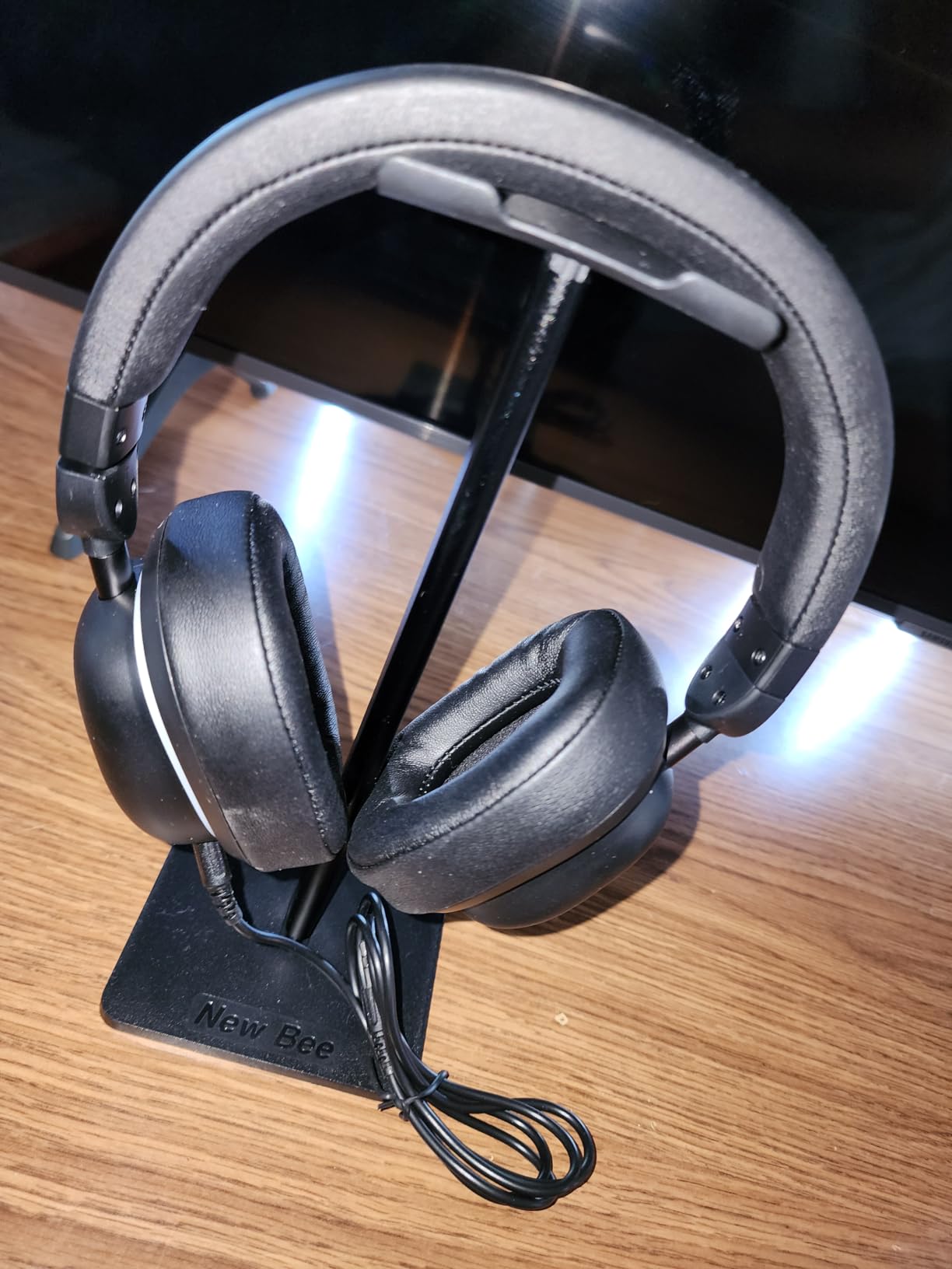 New Bee Headphone Stand Headset Holder Earphone Stand | Aluminum Supporting Bar Flexible Headrest ABS Solid Base for All Headphones Size (Black) customer photo 1