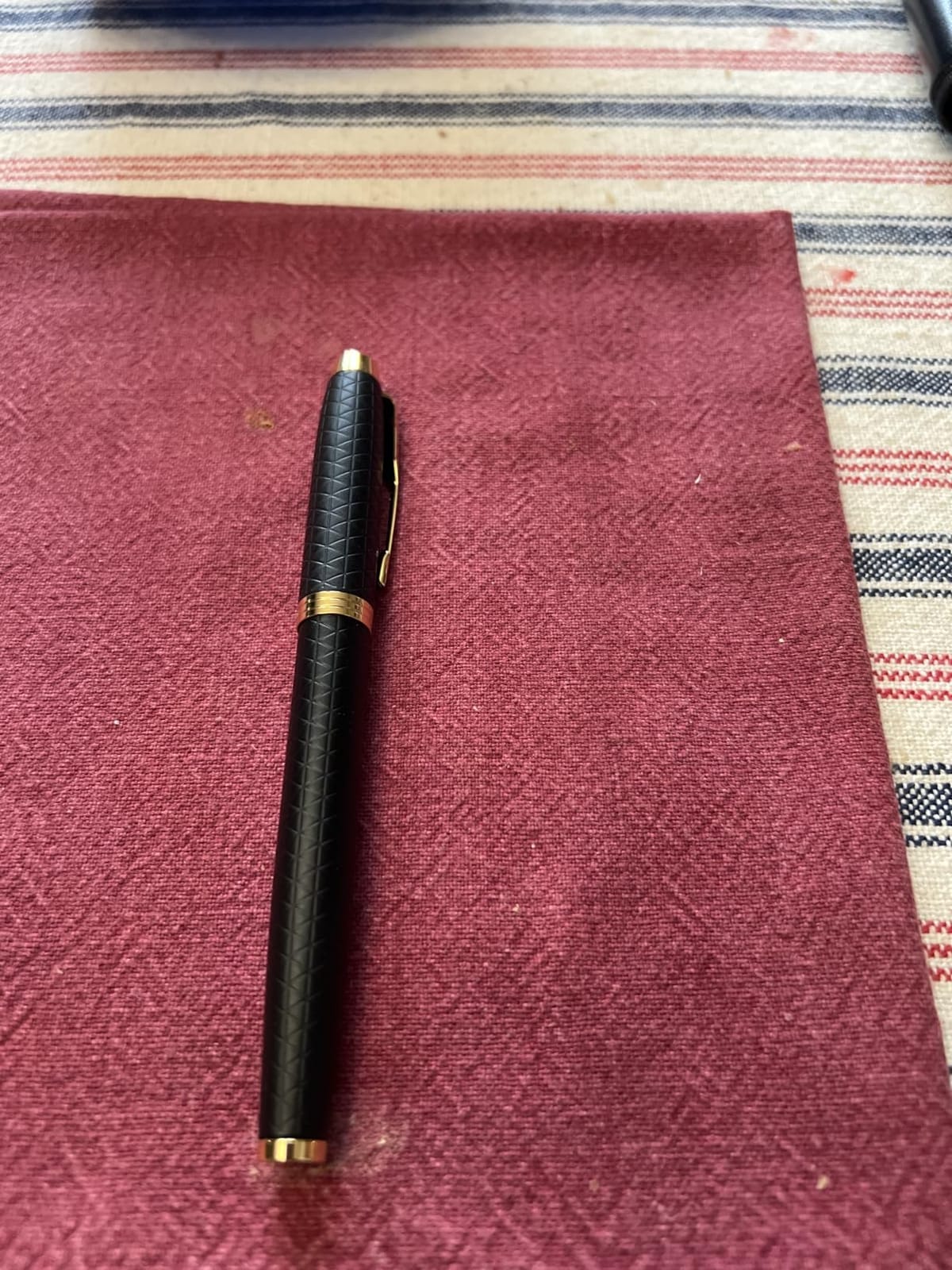 PARKER IM Fountain Pen, Premium Black, Medium Nib with Blue Ink Refill (1931653) customer photo 1