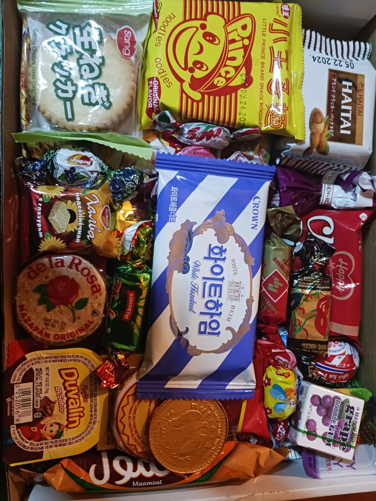 Elite World Snack Sampler Box - 30+ Foreign snacks and global candies - Huge Assortment of Asian Snacks, European Treats, Central American Candy and more - Gift Care Package customer photo 1