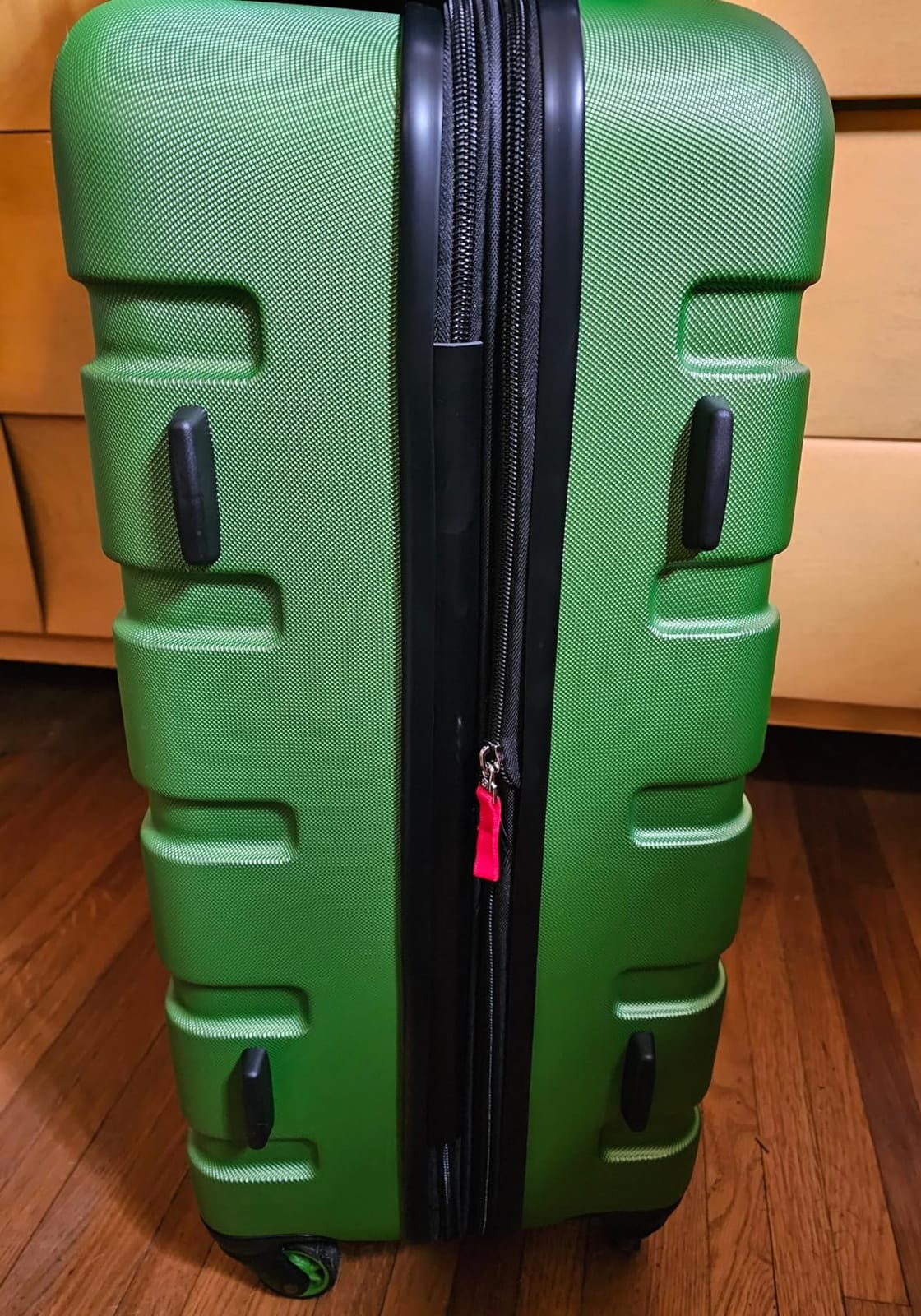 SwissGear 7366 Hardside Expandable Luggage with Spinner Wheels, Black, Carry-On 19-Inch customer photo 2