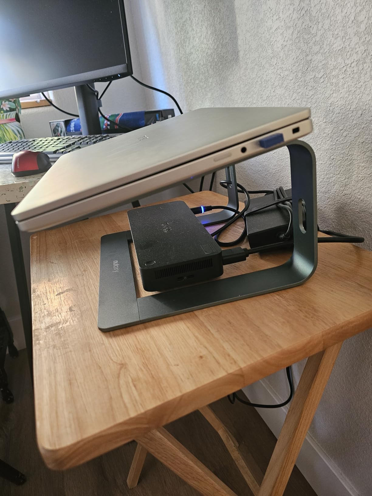 Nulaxy Full Aluminum Laptop Stand, Stable Support to 22 lbs, Open Cooling customer photo 1