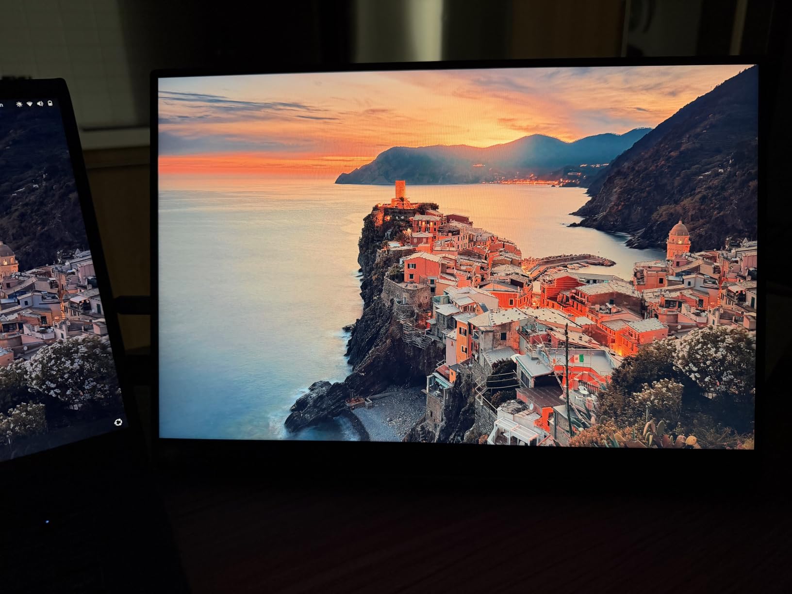 cocopar Portable Monitor 15.6 Inch 1080P FHD 60Hz 85% sRGB Travel Monitor with Speaker HDMI USB-C Second Screen for Laptop MacBook Surface PC Xbox PS4/5, VESA Mountable, with Cover Stand customer photo 1