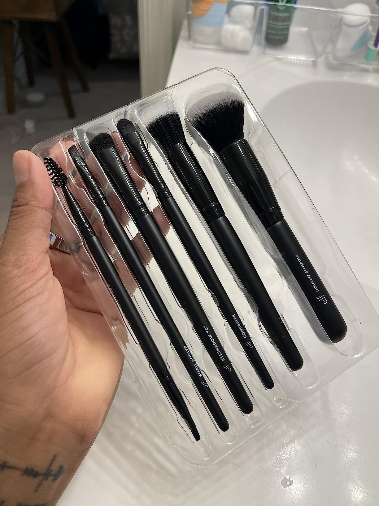 e.l.f. Flawless Face Kit, 6-Piece Brush Collection, Brushes For Face, Eyes & Brows, Vegan & Cruelty-Free customer photo 2