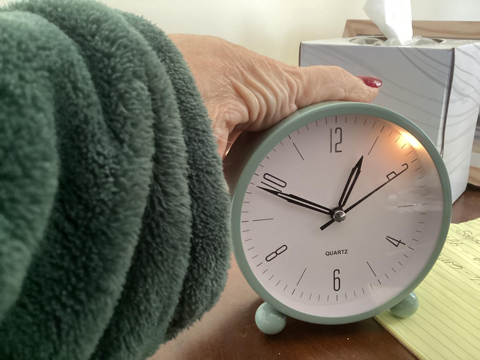 JALL Analog Alarm Clock, 4 inch Super Silent Non Ticking Small Clock with Night Light, Battery Operated, Simple Design, Old Fashioned Style Ideal Decor, for Bedroom, Bedside, Desk, Adult, Gift, Green customer photo 1