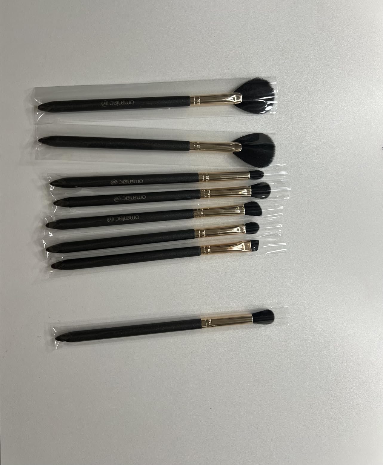 OMANIAC Makeup Brush Set Professional, 12 Pearlescent Wood Handle Makeup Brushes, Premium Cruelty-Free Synthetic Fiber Hair, Travel Make up Brushes Set with Case (Black). customer photo 1
