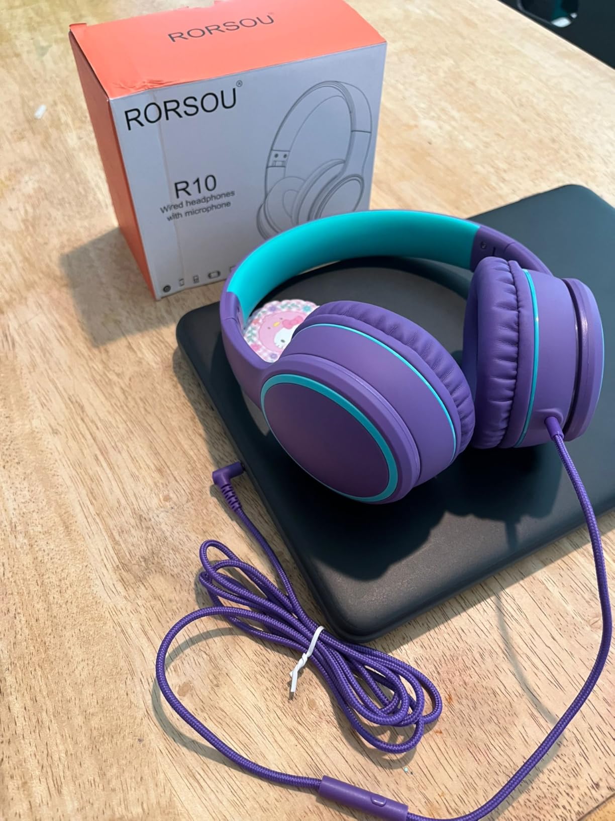 R10 Kids Headphones Over-Ear with Microphone, Lightweight Folding Stereo Bass Headset with 1.5M No-Tangle Cord, Portable Wired Headphones for Smartphone Tablet Computer MP3 / 4 (Black) customer photo 1