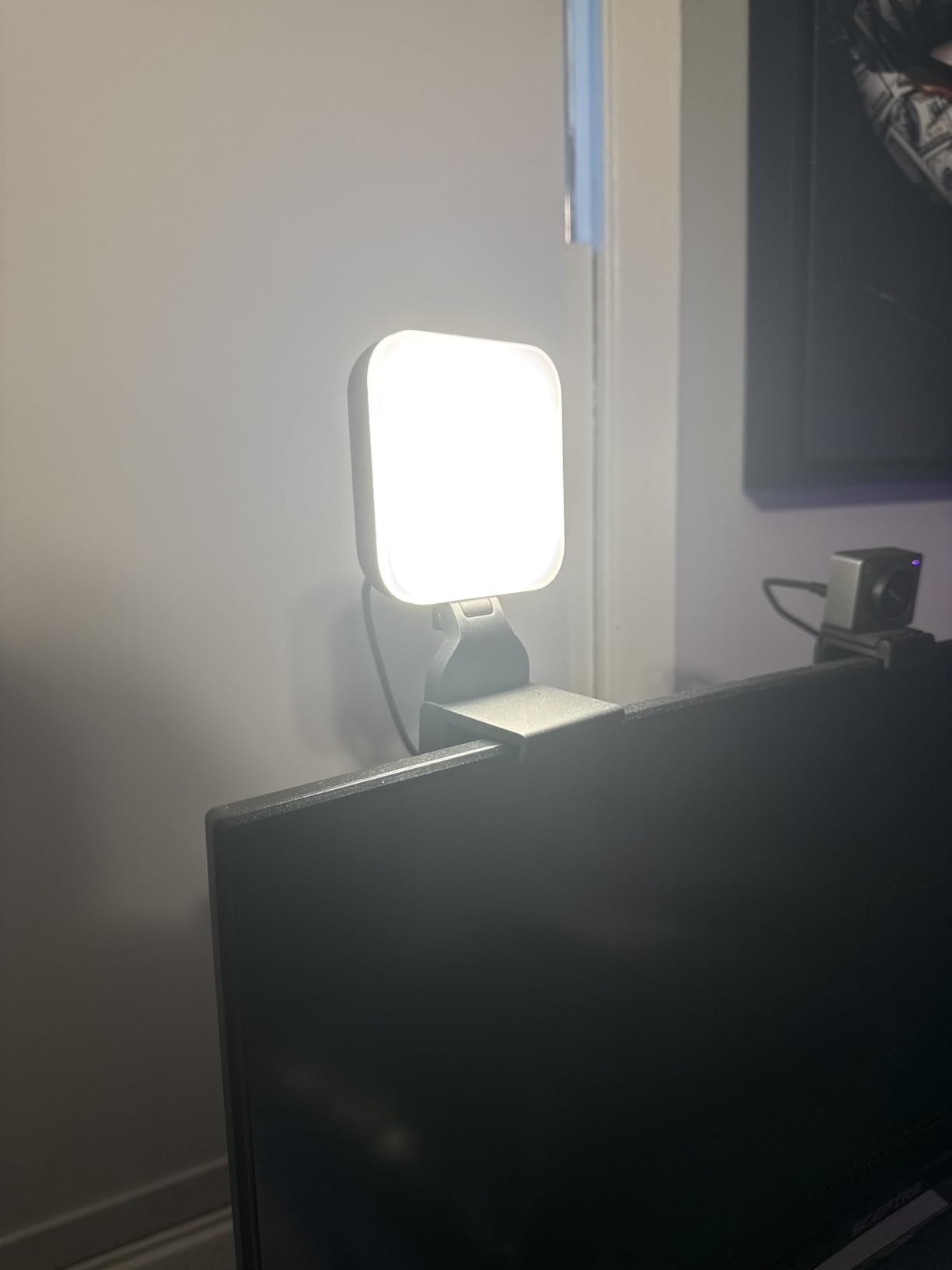 Logitech for Creators Litra Glow Premium LED Streaming Light - Graphite customer photo 2