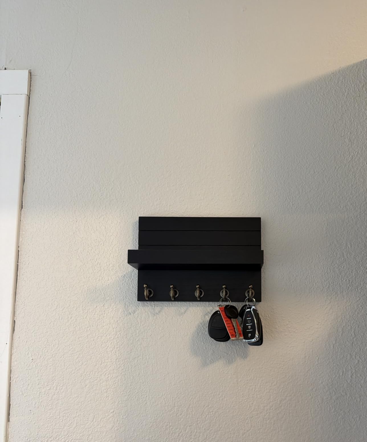 HONJIN Key Holder Wall Mount with Shelf and 5 Sturdy Key Hooks (White) customer photo 1