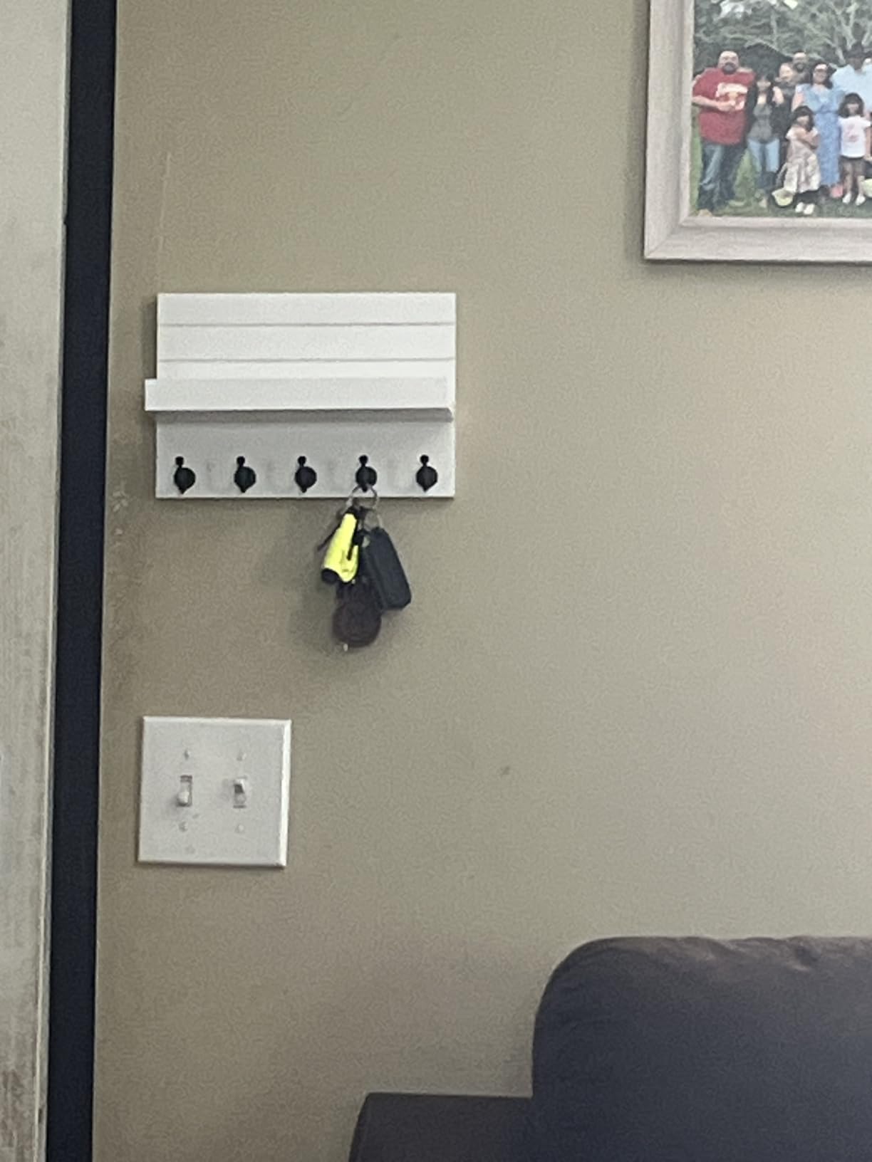 HONJIN Key Holder Wall Mount with Shelf and 5 Sturdy Key Hooks (White) customer photo 2
