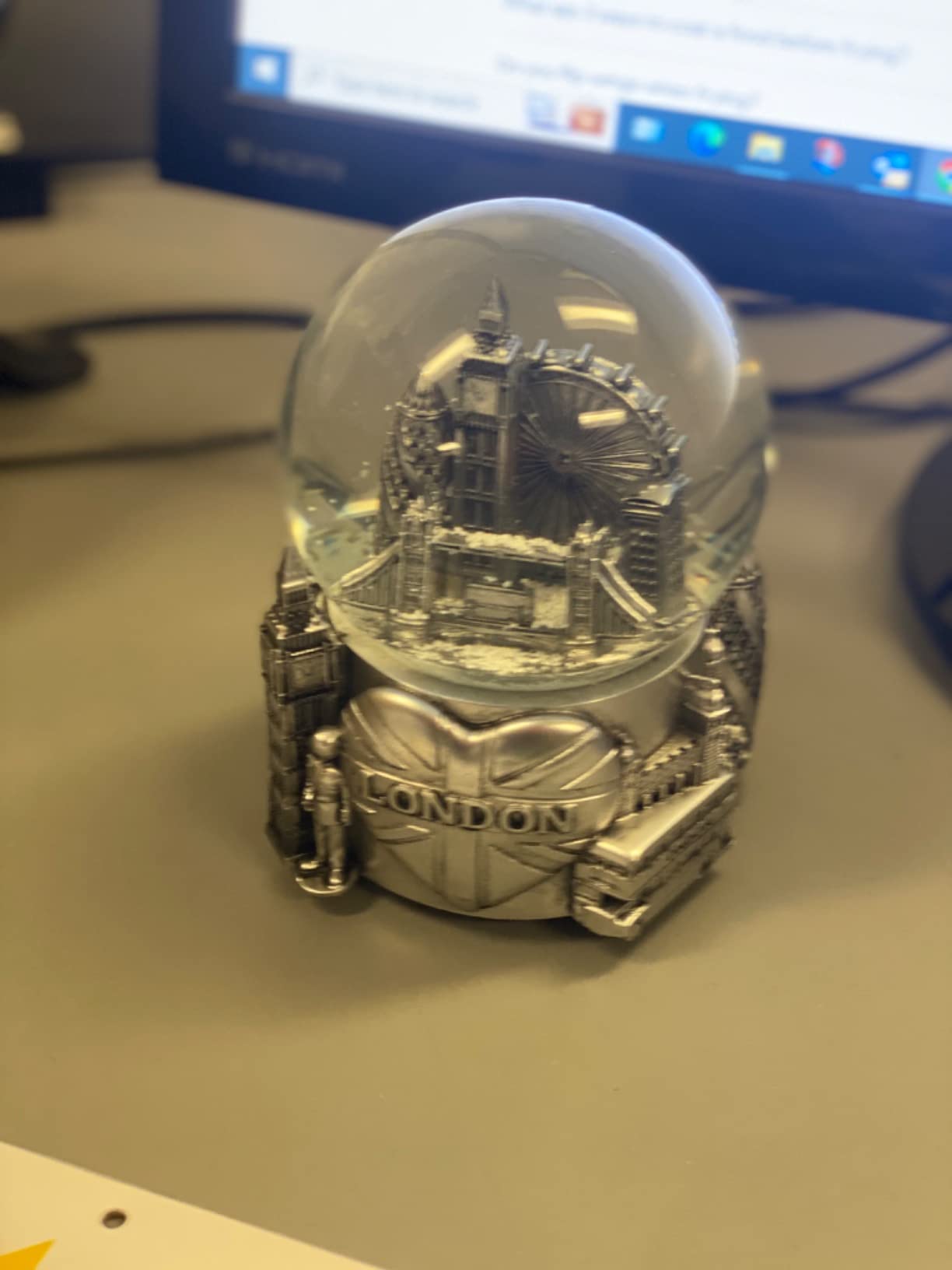London 3D Musical Snow Globe Romantic Gift Souvenir Decor for Home Office 5 1/2