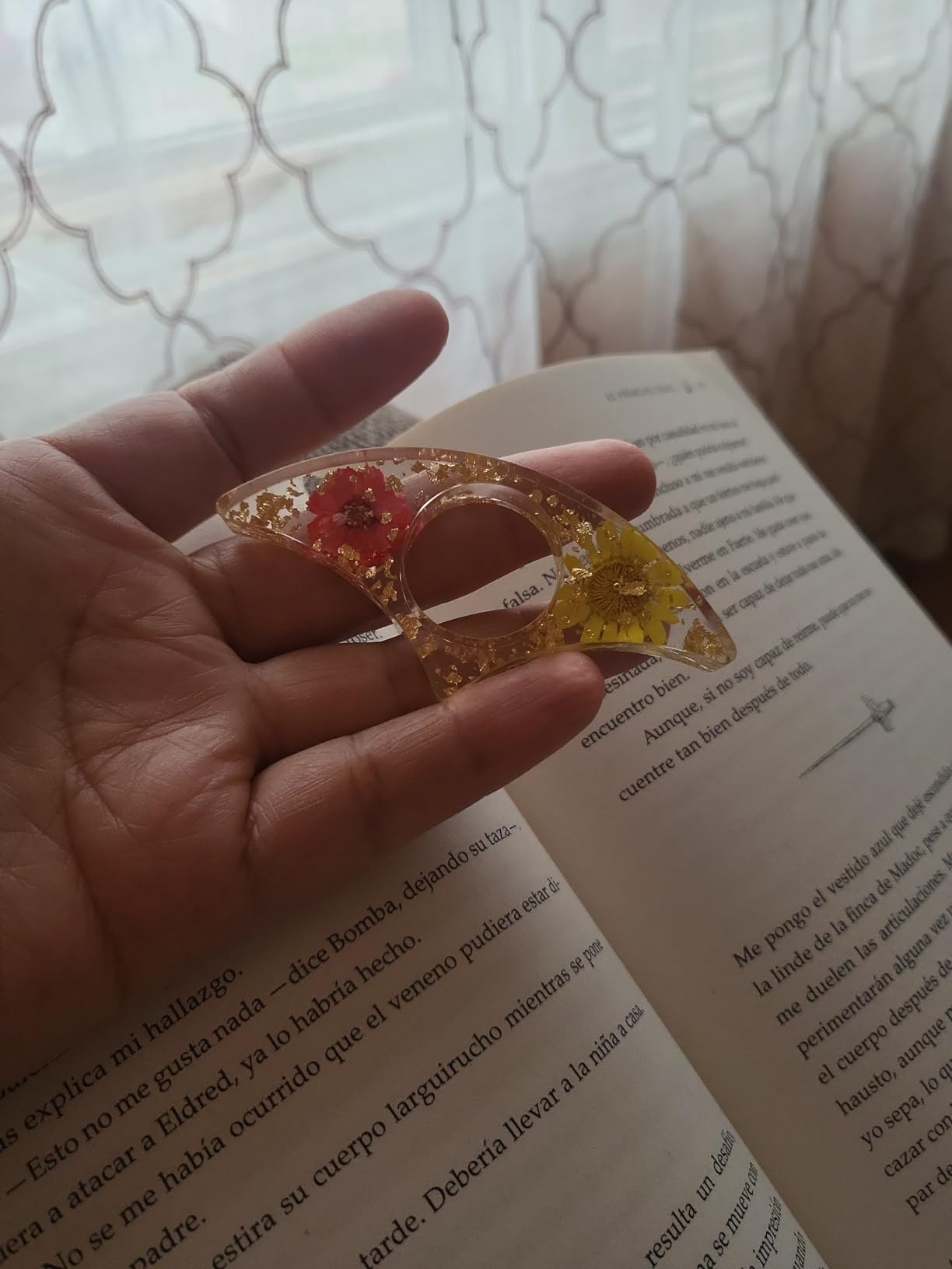 Prasacco 2 Pieces Book Page Holder, Dried Flower Book Holders for Reading Thumb Ring Page Holder Flower Bookmark Reading Accessories for Readers Books Lovers Bookworm Bookmarks (2PCS Style5) customer photo 2