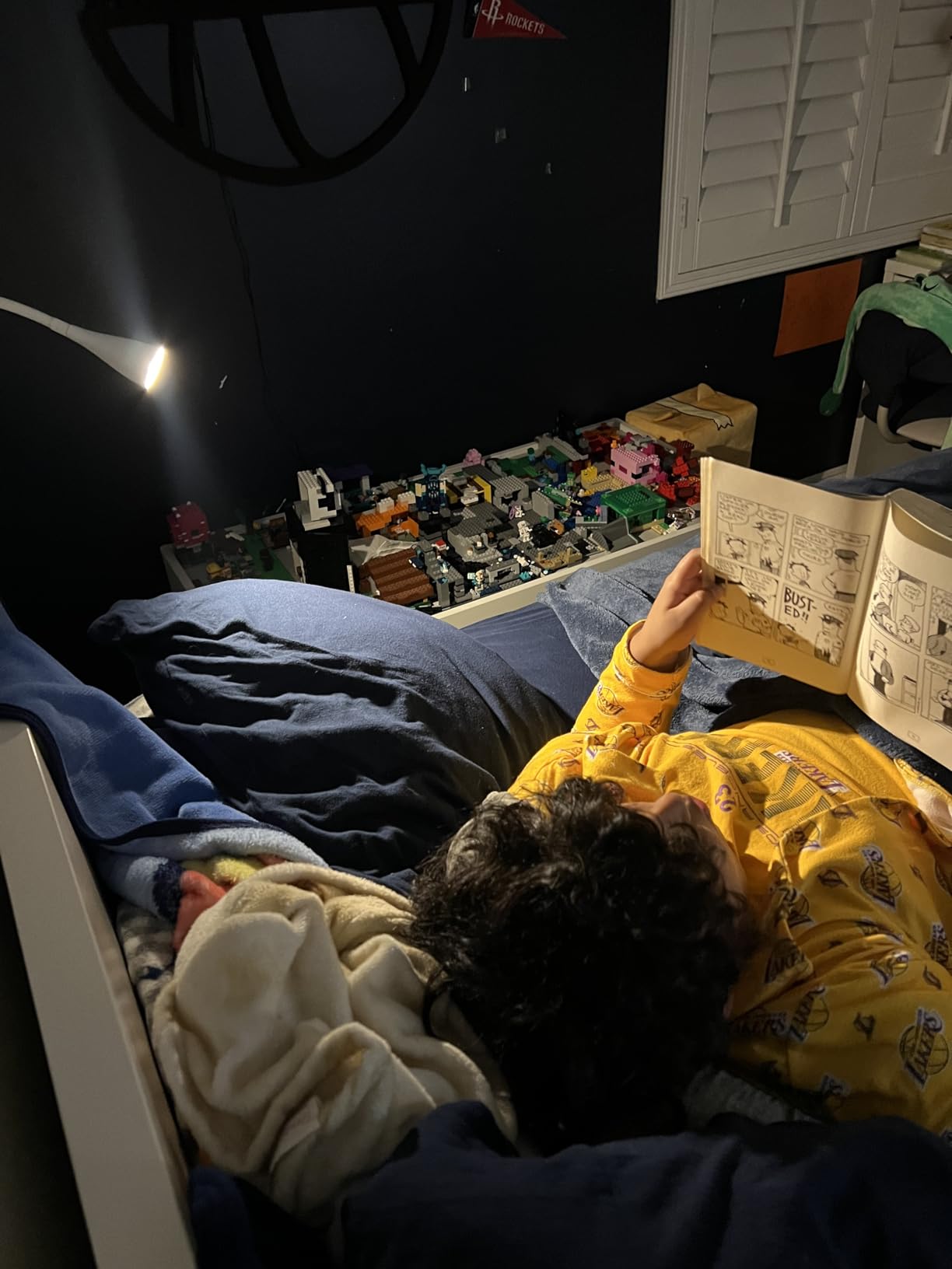 SANKEDOU LED Wall Mounted Reading Light, Book Light for Reading in Bed with Touch Control, 5 Dimmable, USB Output, Night Light & Timers Function, Flexible Gooseneck Headboard Bed Lights (White) customer photo 1