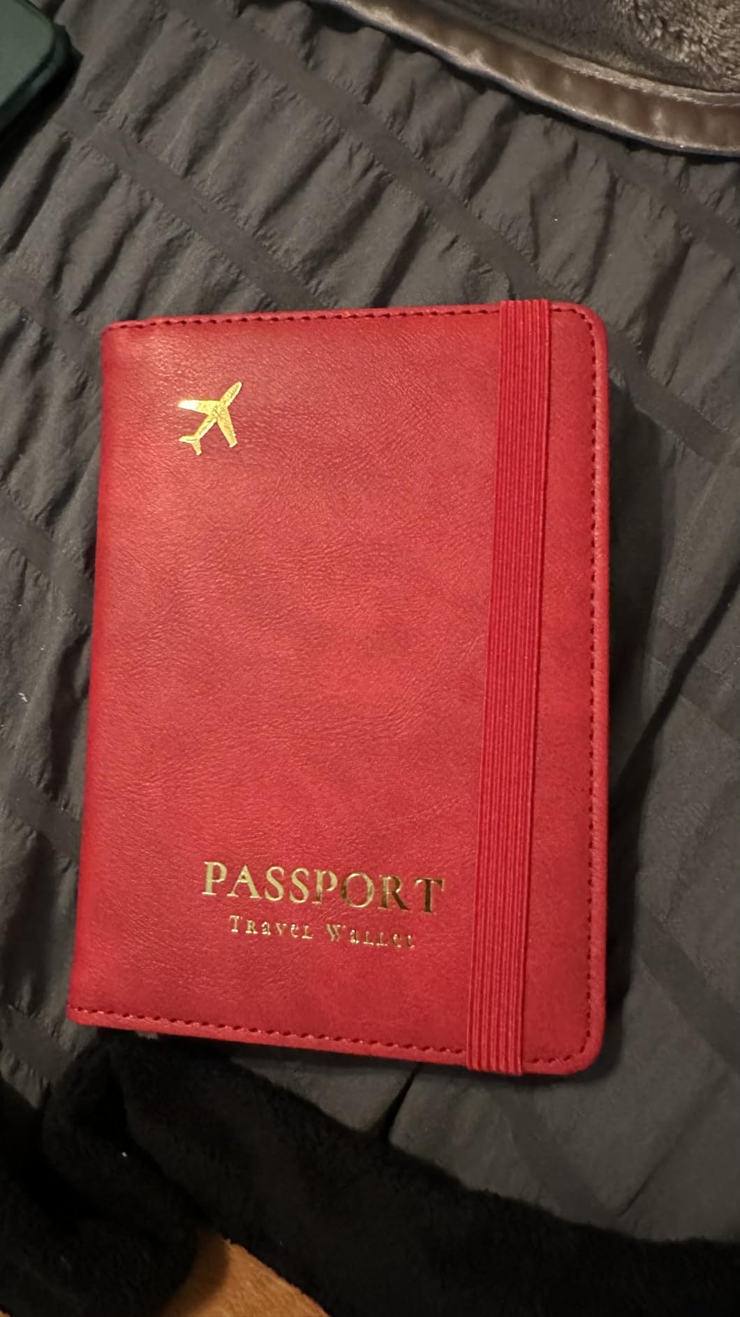 Stouchi AirTag Passport Holder – Slim RFID Travel Wallet customer photo 1