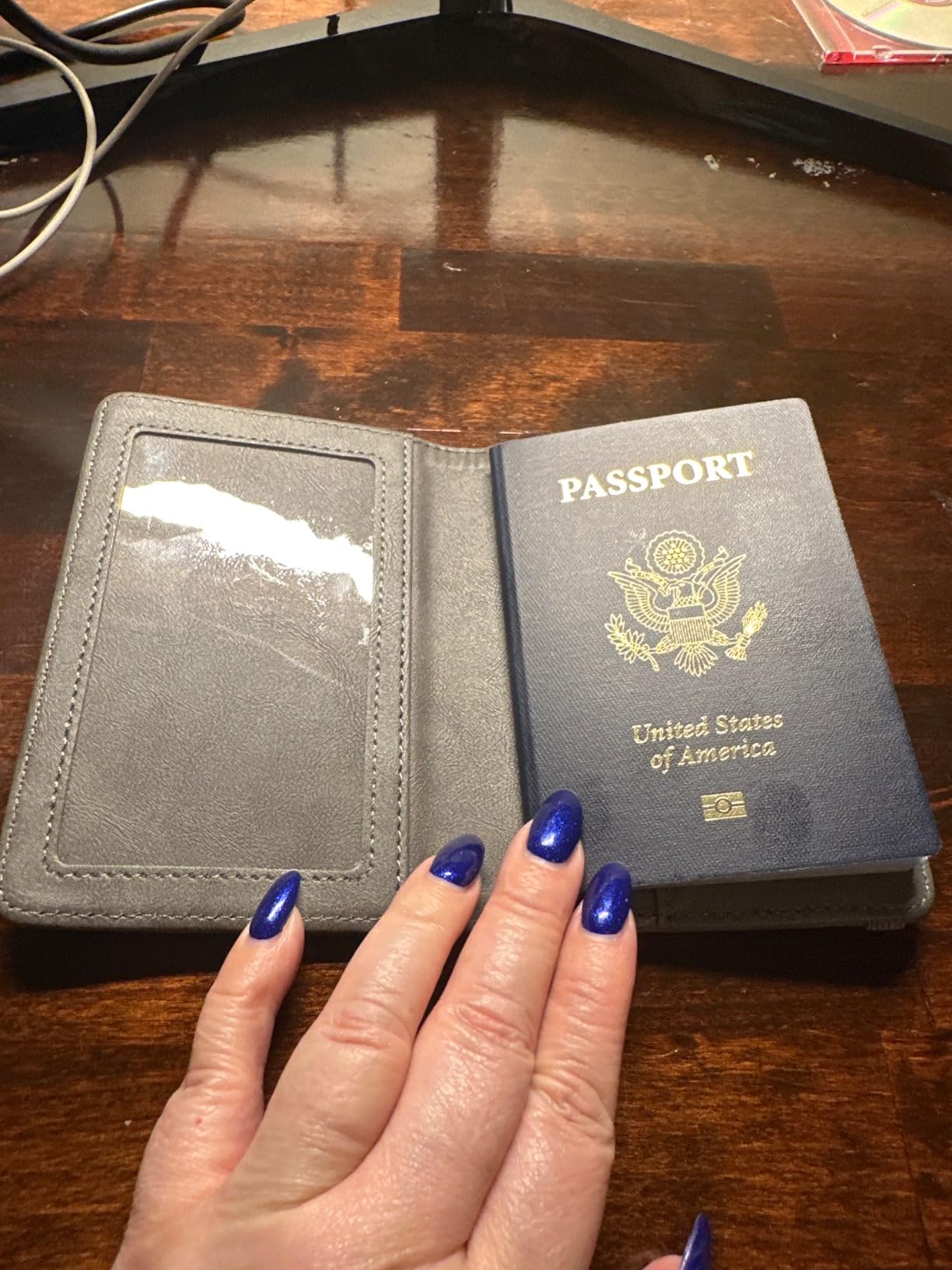 Stouchi AirTag Passport Holder – Slim RFID Travel Wallet customer photo 2
