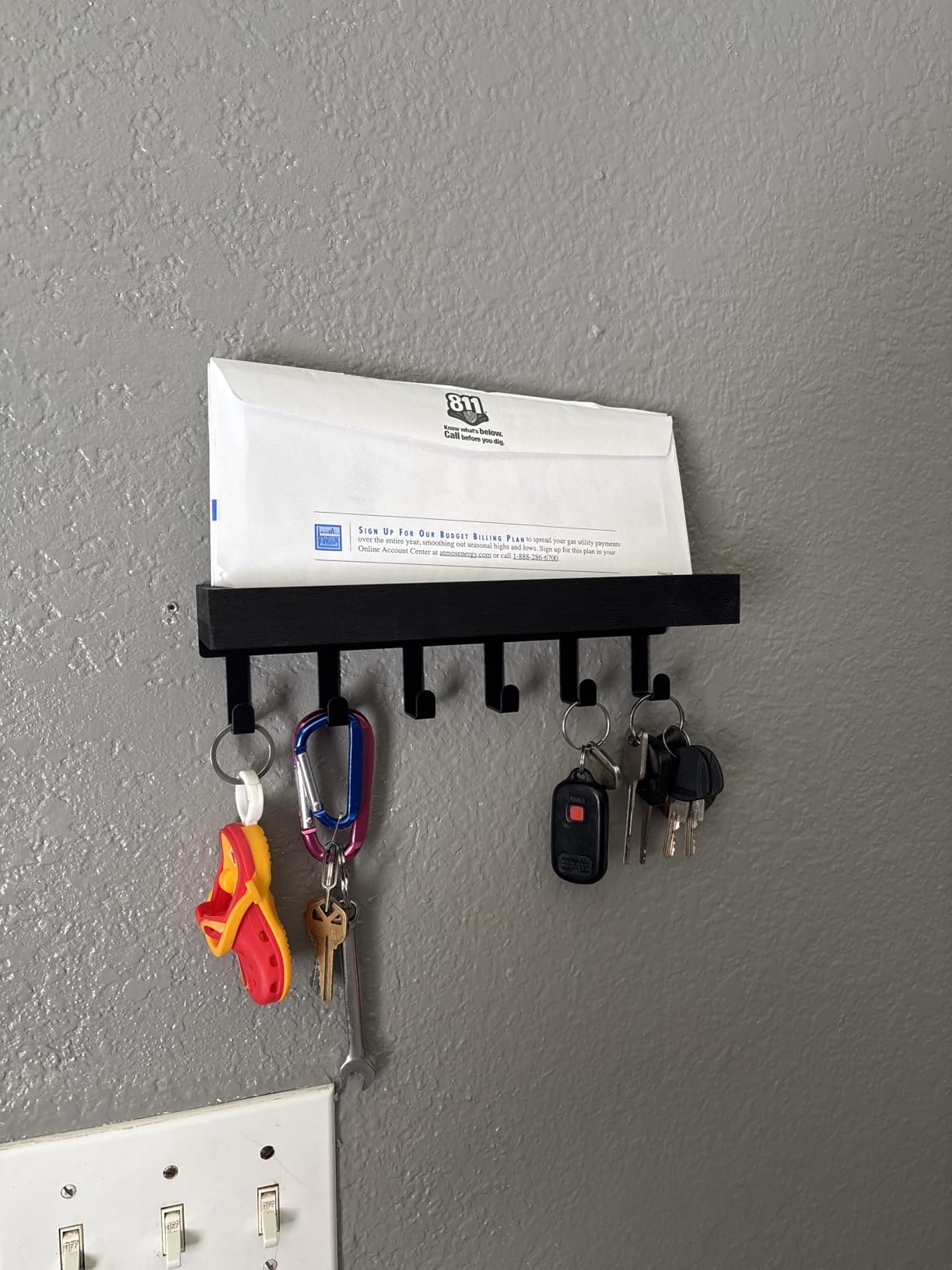 SWTYMIKI Key Holder Wall Mount - Wooden Key Hooks for Wall with Mail Organizer & 6 Hooks, 2 Installation Ways Key Hanger, Key Rack with Shelf for Entryway Living Room Bedroom Office Home Decor Black customer photo 1