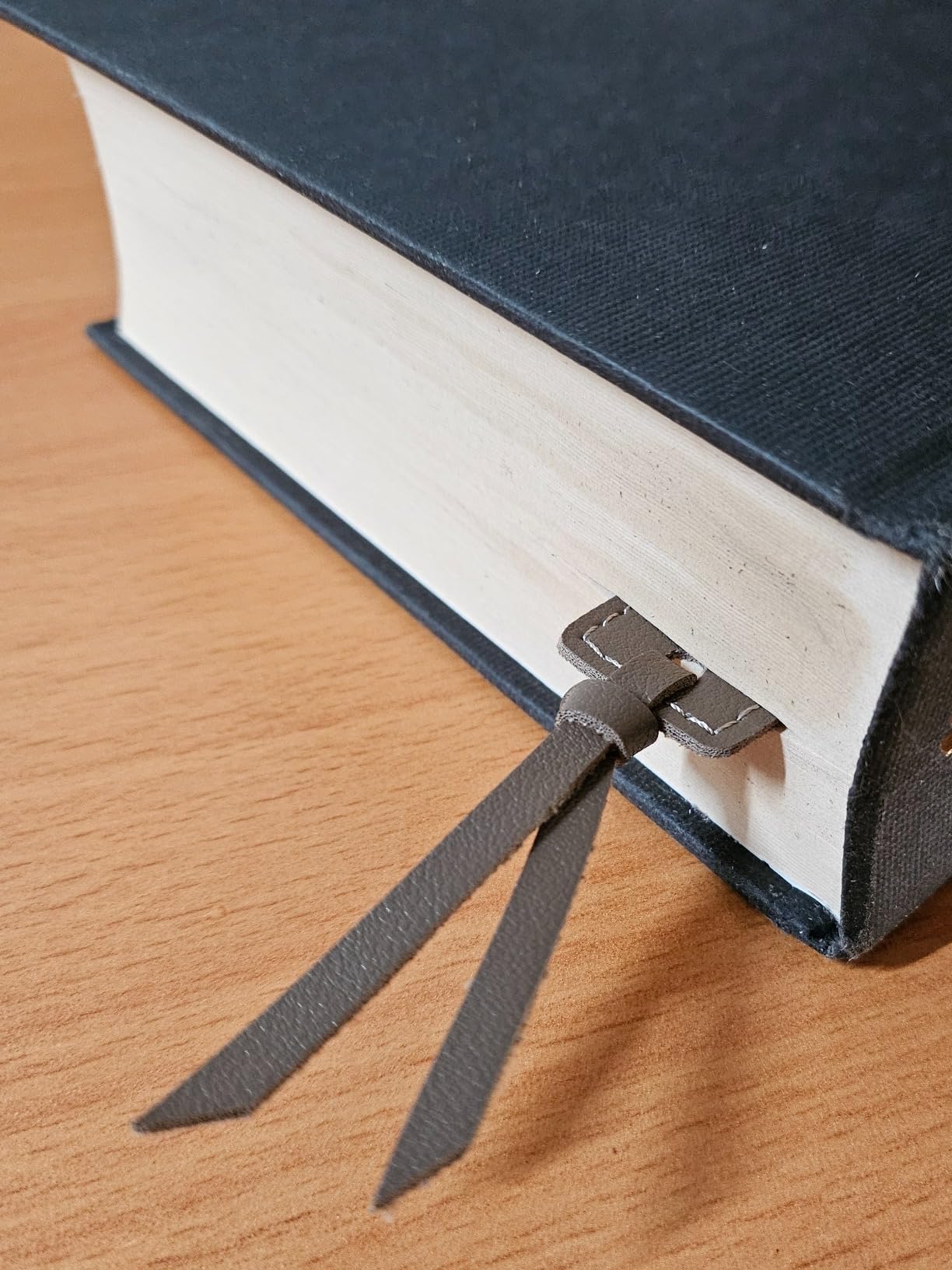 MIXVOVA 6 Pcs Leather Bookmark with Tassel, Classic Style Bookmark, 0.05 Inches Thin Handmade Stitched Bookmarks for Men, Book Marks for Reading, Gifts for Book Lovers, Readers (Dark Retro) customer photo 1
