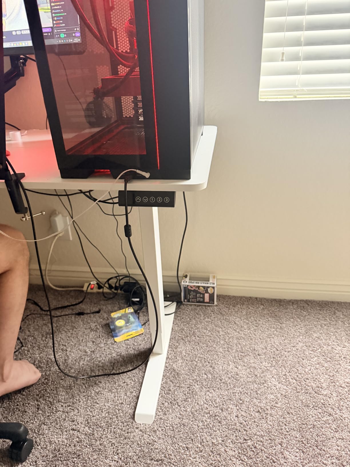 Veken 55 Inch Large Electric Standing Desk, Gaming Table, White customer photo 2
