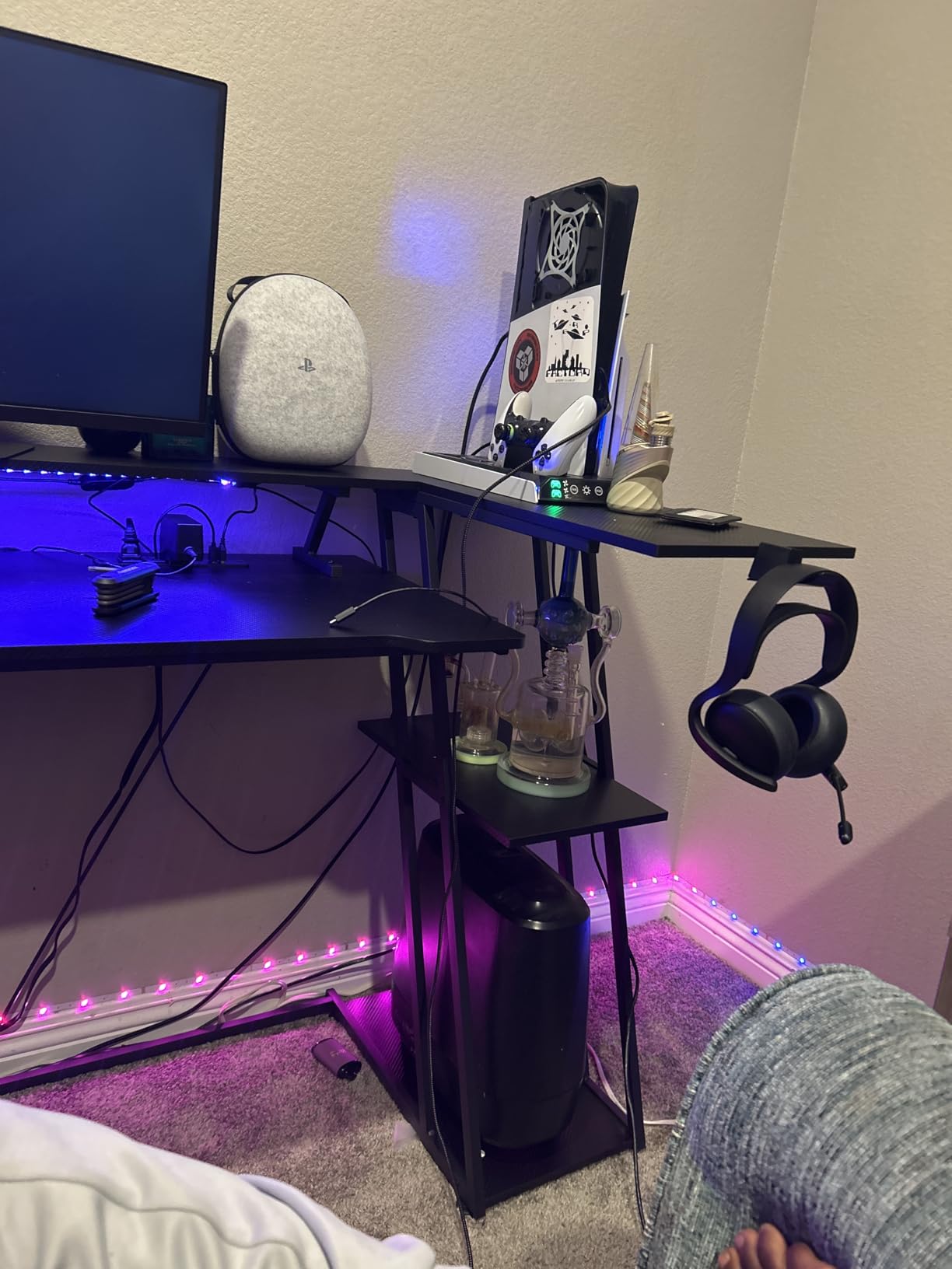 Korfile 40 Inch Gaming Desk with Power Outlet, LED, Carbon Fiber Black customer photo 1
