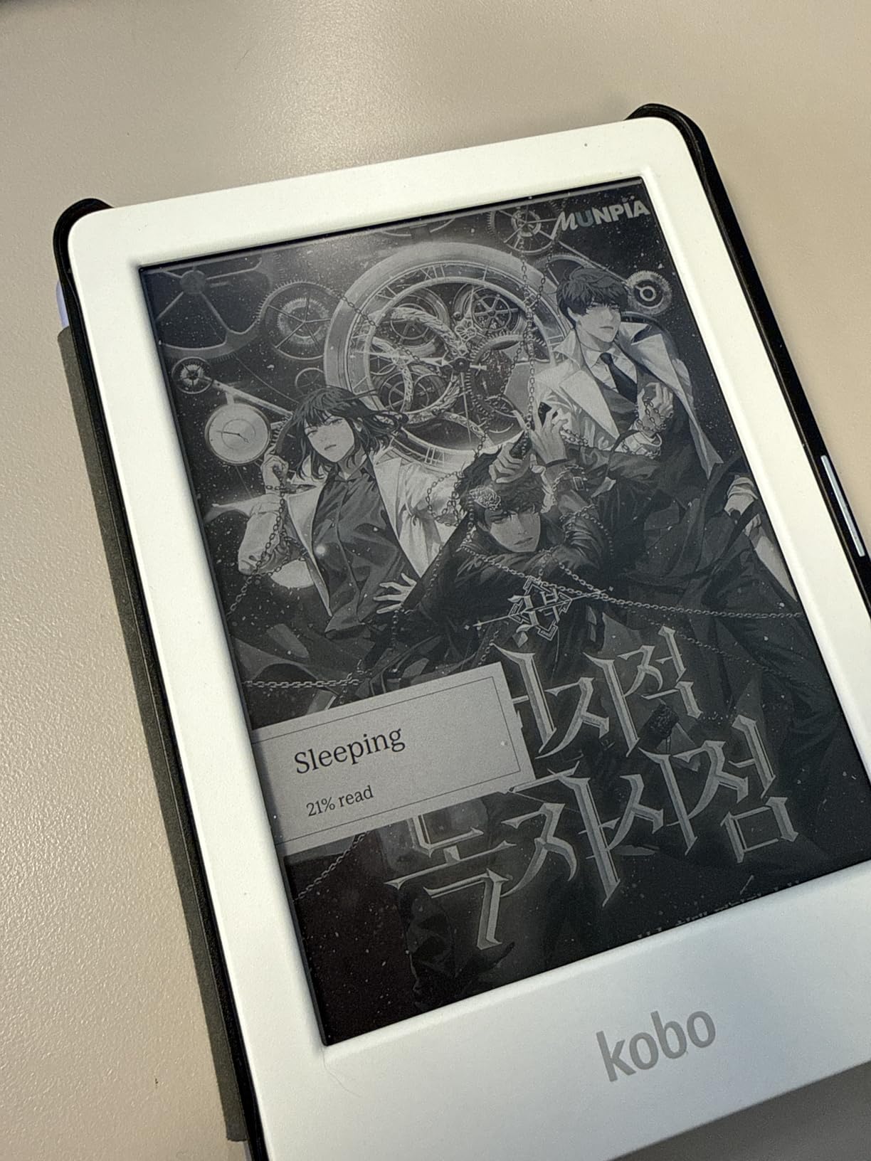 Kobo Clara Colour | Colour eReader | 6” Glare-Free Colour E Ink Kaleido™ 3 Display | Dark Mode Option | Waterproof | Audiobooks | 16GB of Storage | White customer photo 1